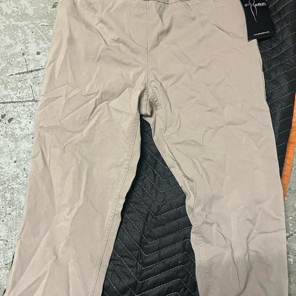 Slim-sation size 8 capris (never worn) - Picture 3 of 6